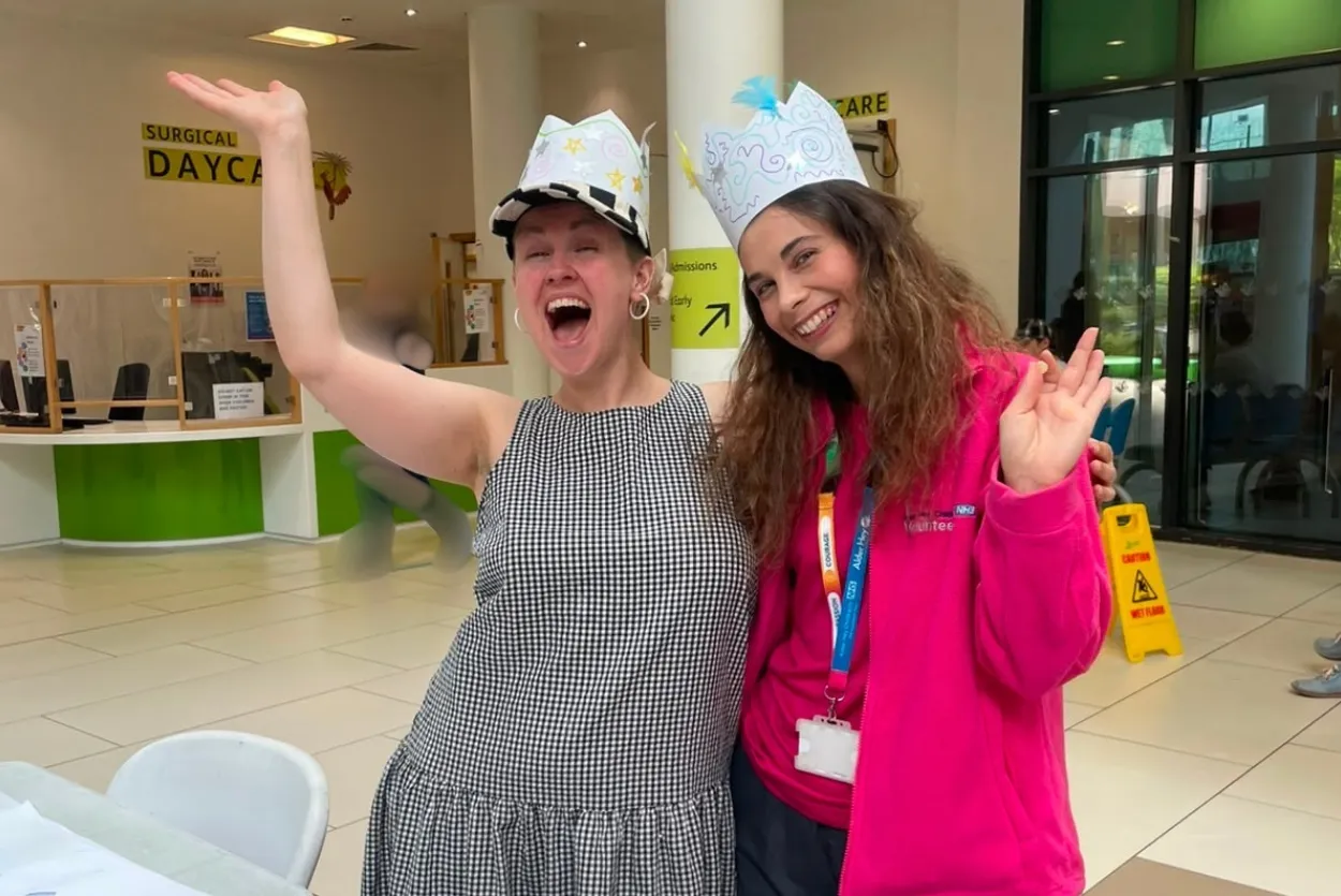 A picture of the artist Klaire Doyle and an Alder Hey volunteer