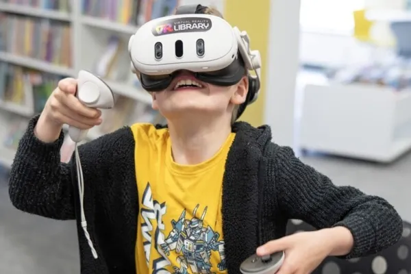 Participant at the Digital Spaces Library VR tour, Worksop Library – Photo Credit: Neil Pledger